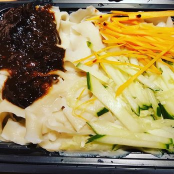 Corner 17 - Handout noodles - Chinese Near Me - Saint Louis, Missouri