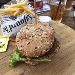 Café Solo - Vegan burger with chips and vegan mayonnaise, iced tea in background
