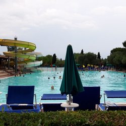 Camping Internazionale La Quercia - Den grossen Pool mit drei Rutschen.