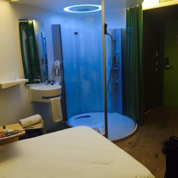 Nomad Paris Roissy - Pretty cool lighting effect in bathroom - Hotels Near Me - Le Mesnil-Amelot, 77