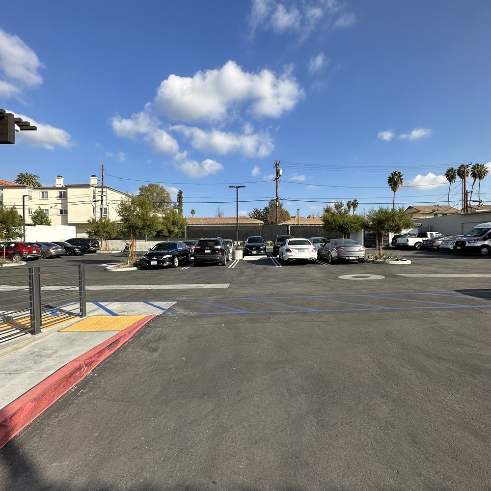 Howlin' Ray's - Outside - parking lot in back - Southern Near Me - Pasadena, California Howlin' Ray's - Outside - parking lot in back - Southern Near Me - Pasadena, California