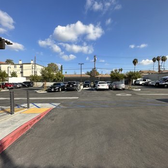 Howlin' Ray's - Outside - parking lot in back - Southern Near Me - Pasadena, California
