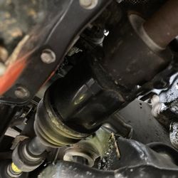 10 Minute Oil & General Mechanic - Axle that needs replaced.