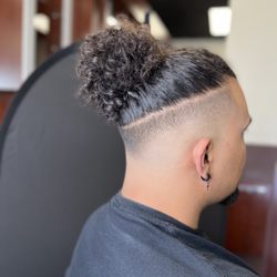 ROOSTERS MEN'S GROOMING CENTER - -Johan