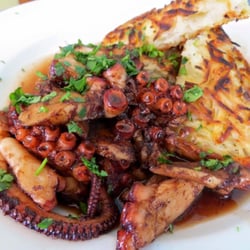 Caleta La Reina - Nuestro pulpo agridulce es una receta propia de nuestro Chef Gary Karque basada en soya, balsámico y caramelo acompañado con papa rösti.