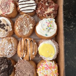Da Vinci’s Donuts - Strawberry cheesecake, Pancake, Caramel, Oreo, Churro, French toast, Maple bacon, Birthday cake, Lemon, Sprinkles