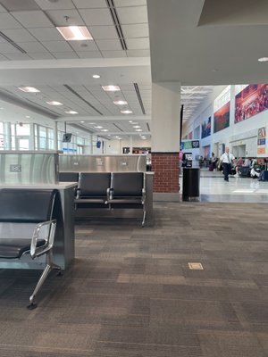 Charlottesville–Albemarle Airport by null