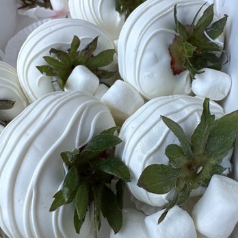 Bela Berries - White chocolate strawberries - Desserts Near Me Bela Berries - White chocolate strawberries - Desserts Near Me