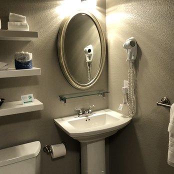 Belltown Inn - Bathroom stocked with shampoo, conditioner, soap - Hotels Near Me - Seattle, Washington Belltown Inn - Bathroom stocked with shampoo, conditioner, soap - Hotels Near Me - Seattle, Washington