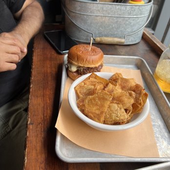 Le Chic Shack - Cheeseburger and homemade potato chips side. - Burgers Near Me - Quebec City, Quebec Le Chic Shack - Cheeseburger and homemade potato chips side. - Burgers Near Me - Quebec City, Quebec