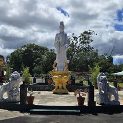 Chùa Linh Sơn Buddhist Temple - Kuan Yin is waiting to see you!