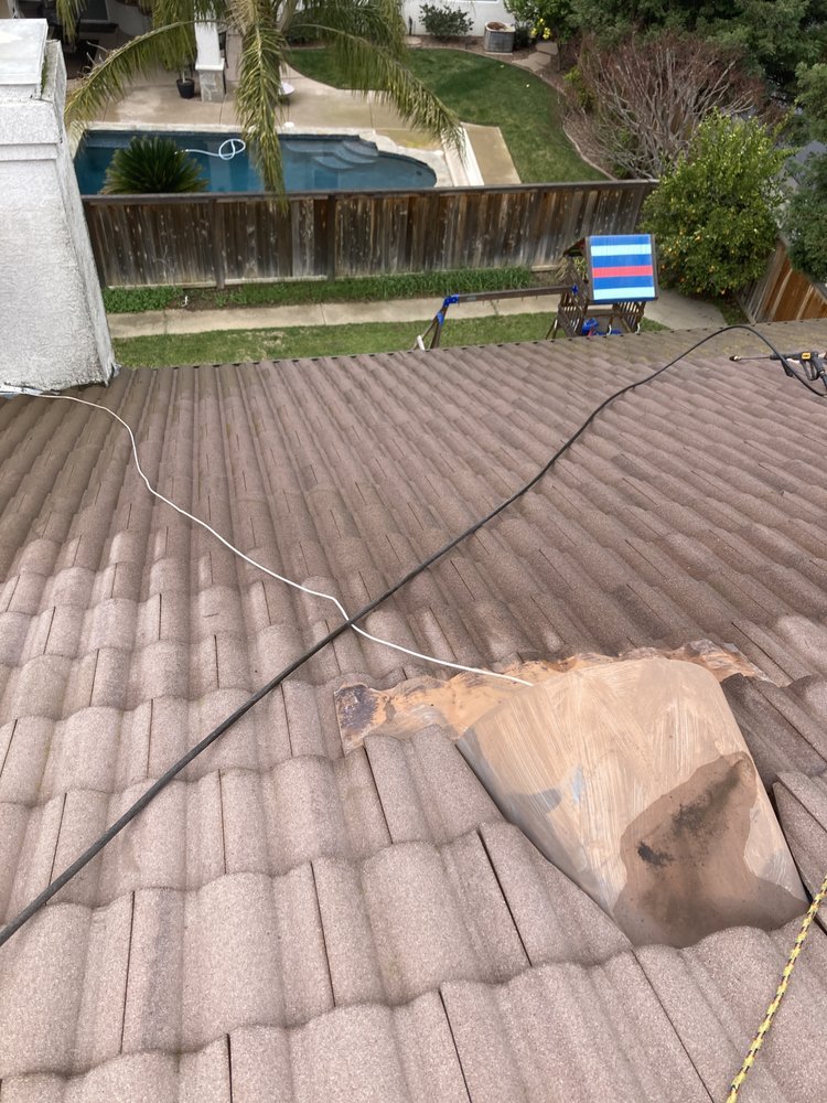 Slide of Tommy´s Roofing