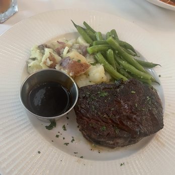 Al Biernat's Oak Lawn - Filet Mignon 12oz with green beans and potatoes - Steakhouses Near Me - Dallas, Texas Al Biernat's Oak Lawn - Filet Mignon 12oz with green beans and potatoes - Steakhouses Near Me - Dallas, Texas