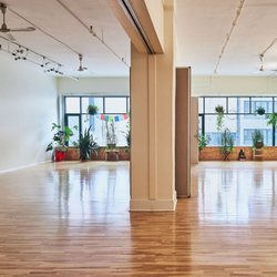 Ashtanga Yoga Montréal - Our beautiful double space offers almost 2000 sq ft of space