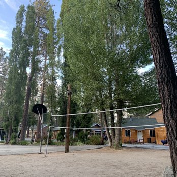 Grey Squirrel Resort & Vacation Rental Homes - Volleyball and basketball hoop! - Big Bear Lake, CA