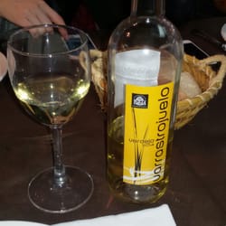 Las Piscinas - Un buen vinito verdejo para acompañar los aperitivos
