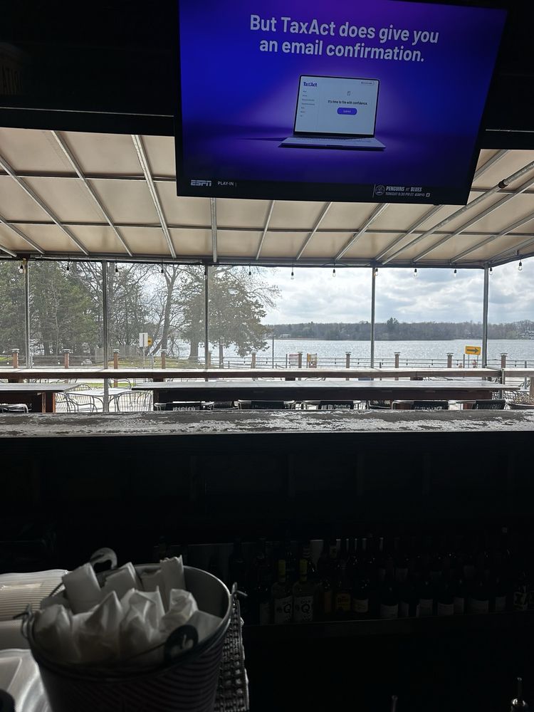 Lucky Chucky’s Beach Bar and Grill