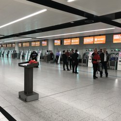 easyjet - Self service bag drop works fast