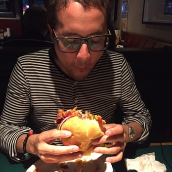 Clancy's - Awesome burger !!! And its super big !!!! - Sports Bars Near Me - Niagara Falls, Ontario
