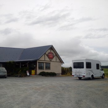 Farm Barn Cafe - Parking area, plenty space for camper vans - Cafes Near Me - Fairlie, CAN