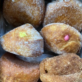 Leonard's Bakery - Malasadas with and without filling - Bakeries Near Me - Honolulu, Hawaii Leonard's Bakery - Malasadas with and without filling - Bakeries Near Me - Honolulu, Hawaii