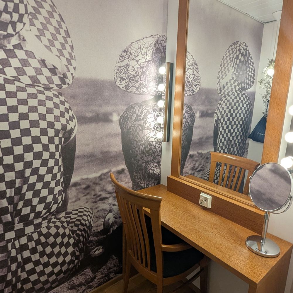 Holiday Inn Helsinki-Vantaa Airport - Sitting room with makeup mirror - Hotels Near Me - Vantaa, 18