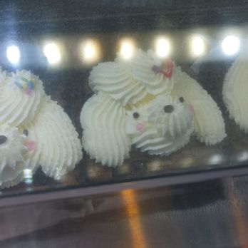 Coche Valley Dessert Cafe - Cute pup-decorated brownies - Desserts Near Me - Seattle, Washington Coche Valley Dessert Cafe - Cute pup-decorated brownies - Desserts Near Me - Seattle, Washington