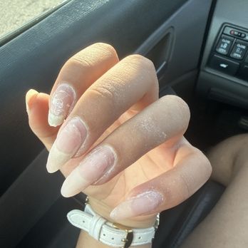 Queen Nails - Pain in the hands - Nail Salons Near Me - Berwyn, Illinois