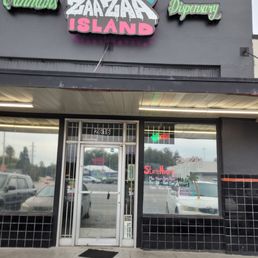 Exterior outside entrance of Zaa Zaa Island - Zaa Zaa Island Dispensary - San Antonio, Texas Exterior outside entrance of Zaa Zaa Island - Zaa Zaa Island Dispensary - San Antonio, Texas