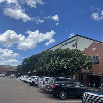 Blue Bell Creameries - parking age - Ice Cream & Frozen Yogurt Near Me - Brenham, Texas