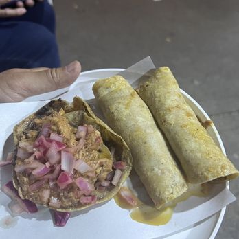 El Turix - Cochinita pibil tacos and panucho (the one that's open faced) - Yucatan Near Me - México, D.F., DIF El Turix - Cochinita pibil tacos and panucho (the one that's open faced) - Yucatan Near Me - México, D.F., DIF