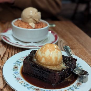 The Queen And Beaver Public House - Sticky toffee pudding - Pubs Near Me - Toronto, Ontario The Queen And Beaver Public House - Sticky toffee pudding - Pubs Near Me - Toronto, Ontario