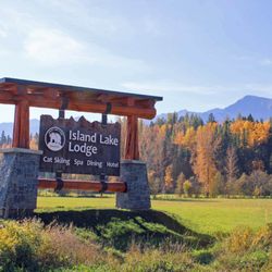 Island Lake Lodge - Highway arrival sign