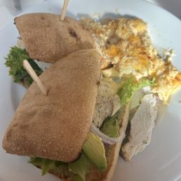 Tuscan Chicken Sandy with Mac & cheese