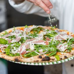 Bel Paese - Und noch eine Priese Parmesan auf die leckere Pizza