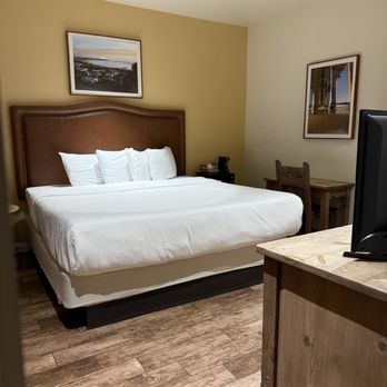 Clocktower Inn Ventura - Bedroom - Hotels Near Me - Ventura, California