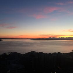 Luxe Hubs - Rooftop View from Belltown apartment