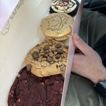 Crumbl - Fair Lakes - Red velvet, Birthday Cake (ft Oreo), Maple Cream Sandwich, and Peanut Butter Chocolate Chip - Bakeries Near Me - Fairfax, Virginia Crumbl - Fair Lakes - Red velvet, Birthday Cake (ft Oreo), Maple Cream Sandwich, and Peanut Butter Chocolate Chip - Bakeries Near Me - Fairfax, Virginia