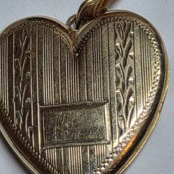 Wiki Wiki One Day Vintage Collectibles & Hawaiiana Show - 10kt 1940's gold locket