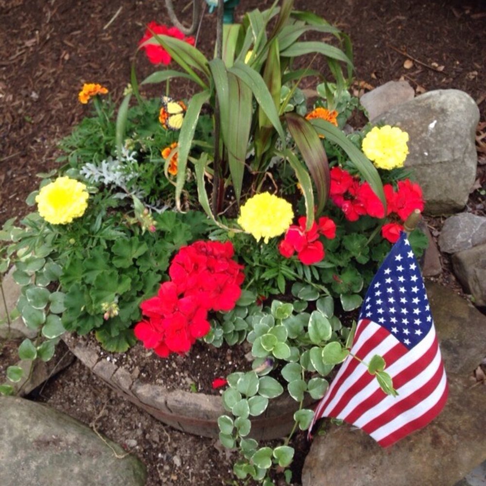 Bear Run Campground - Beautiful flower pots around the ground - Campgrounds Near Me - Portersville, Pennsylvania