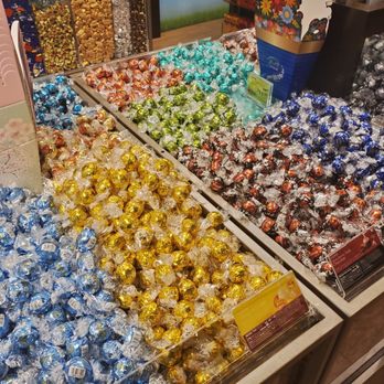 Lindt Chocolate Shop - Candy Stores Near Me - Clinton, Connecticut