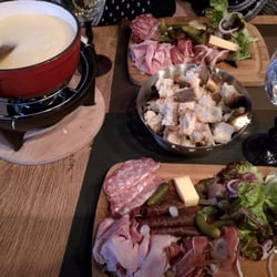Le Mazot - Fondue savoyarde avec supplément charcuterie !