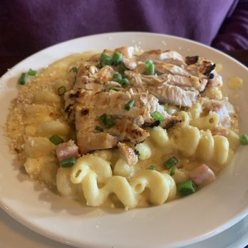 Upstream Brewing - Mac and cheese with chicken - Bars Near Me - Omaha, Nebraska