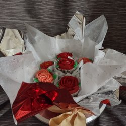 House of Crazy Cakes - Cupcake flower bouquet