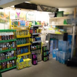 ULLa Köln - Zur Pflanzenzucht gehört auch Dünger. Ein Blick in unseren Verkaufsraum zeigt die Vielfalt...