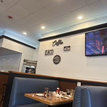 Broken Yolk Cafe - Great decor - American Near Me - Temecula, California