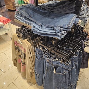 Tillys - Men's Clothing Near Me - Universal City, California