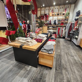 Roots - Yorkdale - Leather Goods Near Me - Toronto, Ontario
