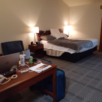 Round Barn Lodge - Deluxe King room with lovely and comfortable amenities. - Hotels Near Me - Spring Green, Wisconsin Round Barn Lodge - Deluxe King room with lovely and comfortable amenities. - Hotels Near Me - Spring Green, Wisconsin