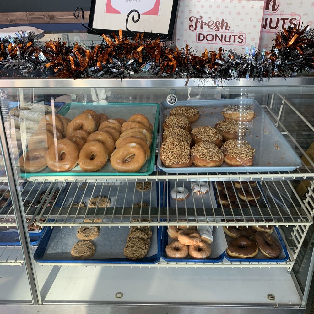 Cha Cha’s Hiland Bakery - Bakeries Near Me - Des Moines, Iowa